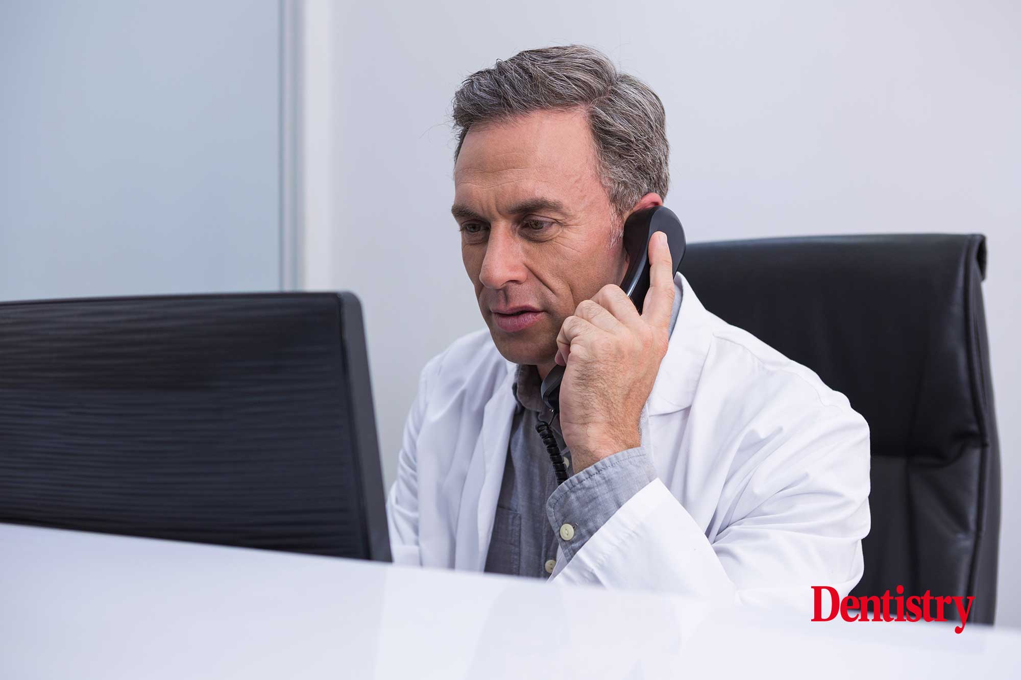 Dentist records voicemail warning patients of NHS access crisis